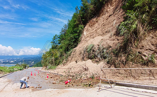 水毁道路现场